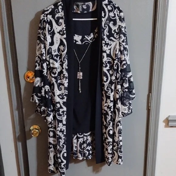 R&M Richards, Chic And Classic Black And White Paisley Blouse - Picture 2 of 7